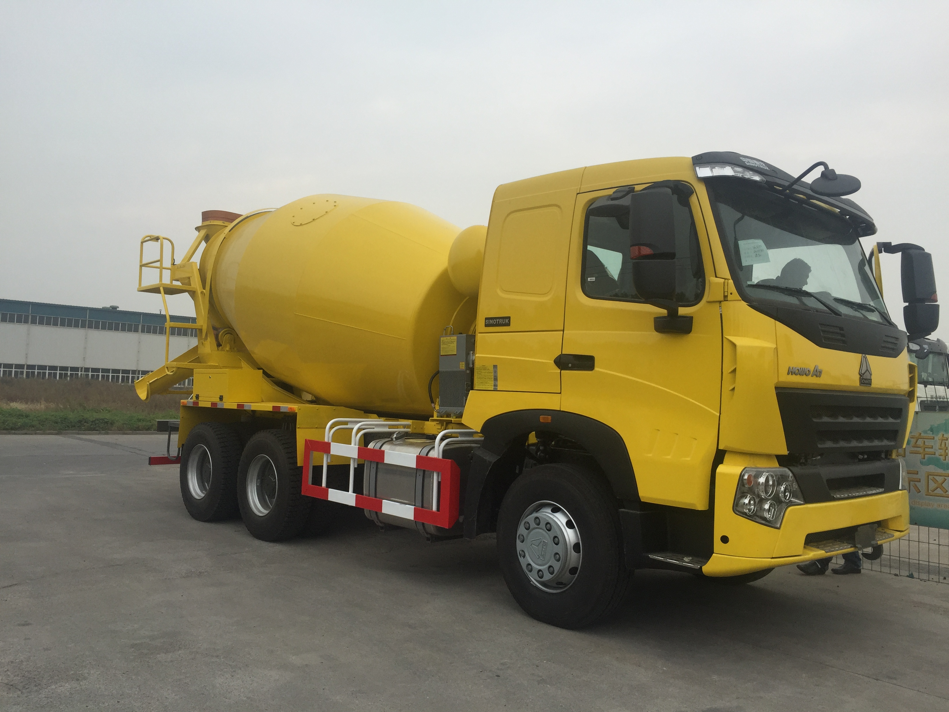 SINOTRUK 10 w Howo A7 concrete truck mixer for sale