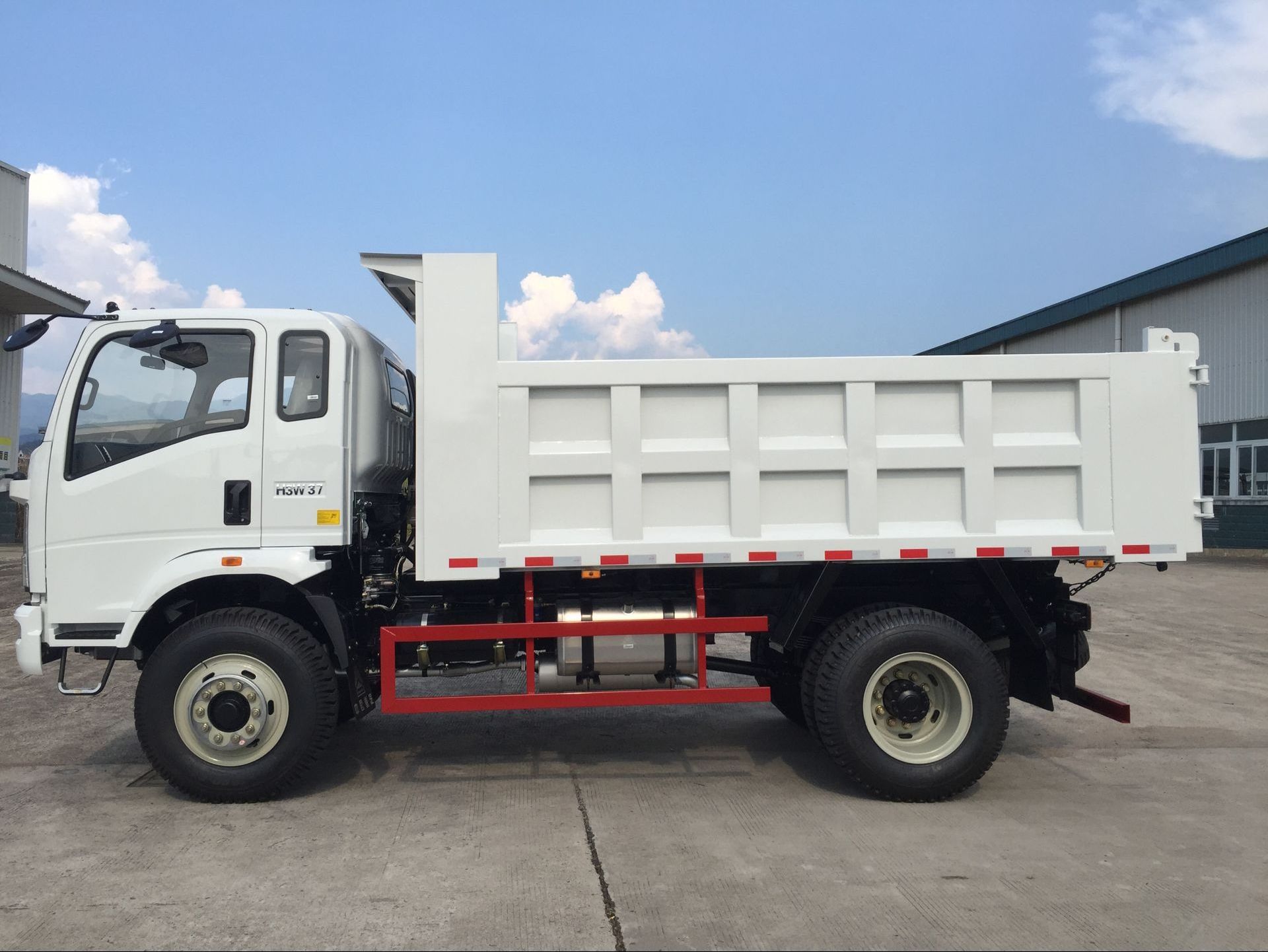 SINOTRUK LIGHT DUTY TRUCKS howo transport 4x2 mini 5 ton tipper truck  for sale