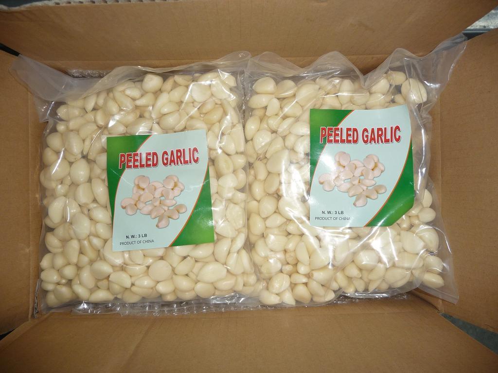 Sinofarm brand whole fresh Chinese peeled garlic cloves packed by vacuum for wholesale in container low price for sale in China