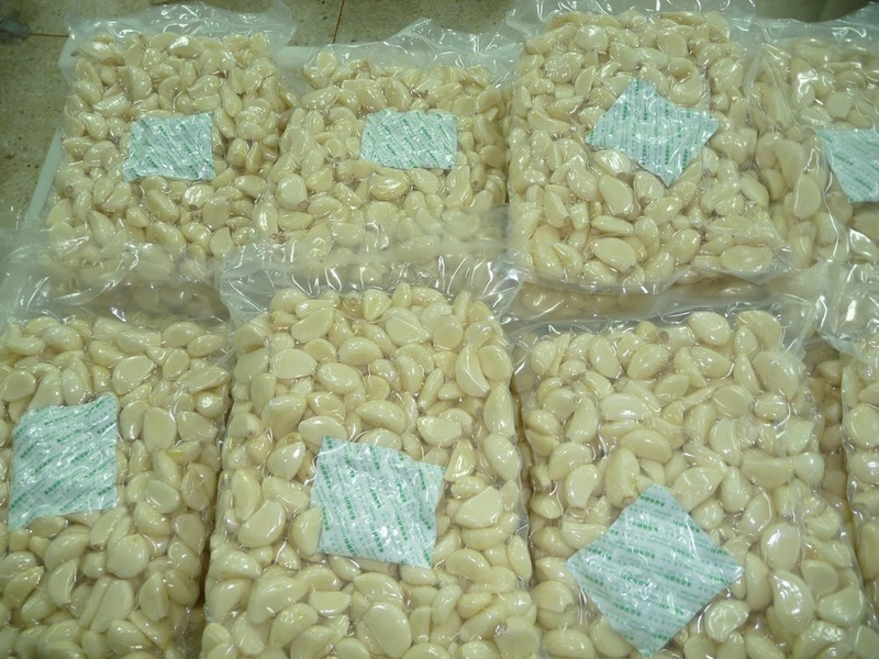 Sinofarm brand whole fresh Chinese peeled garlic cloves packed by vacuum for wholesale in container low price for sale in China