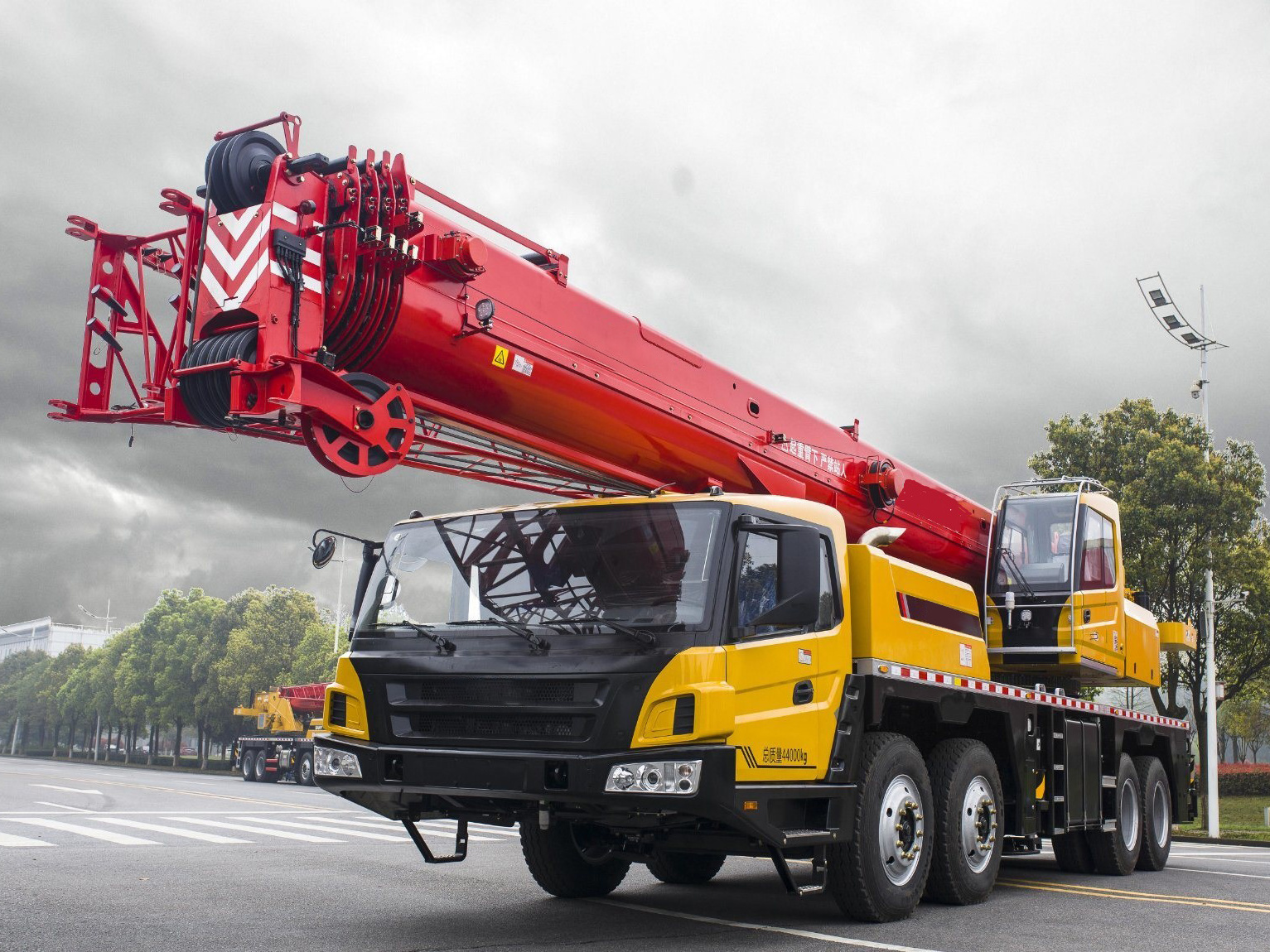 Chinese famous brand lifting machine 12 ton truck mounted crane SPS30000