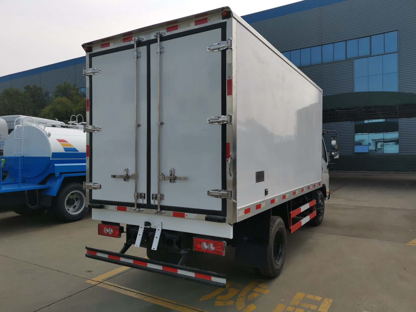 For land 4x2 5 Ton Small Refrigerator Truck Price