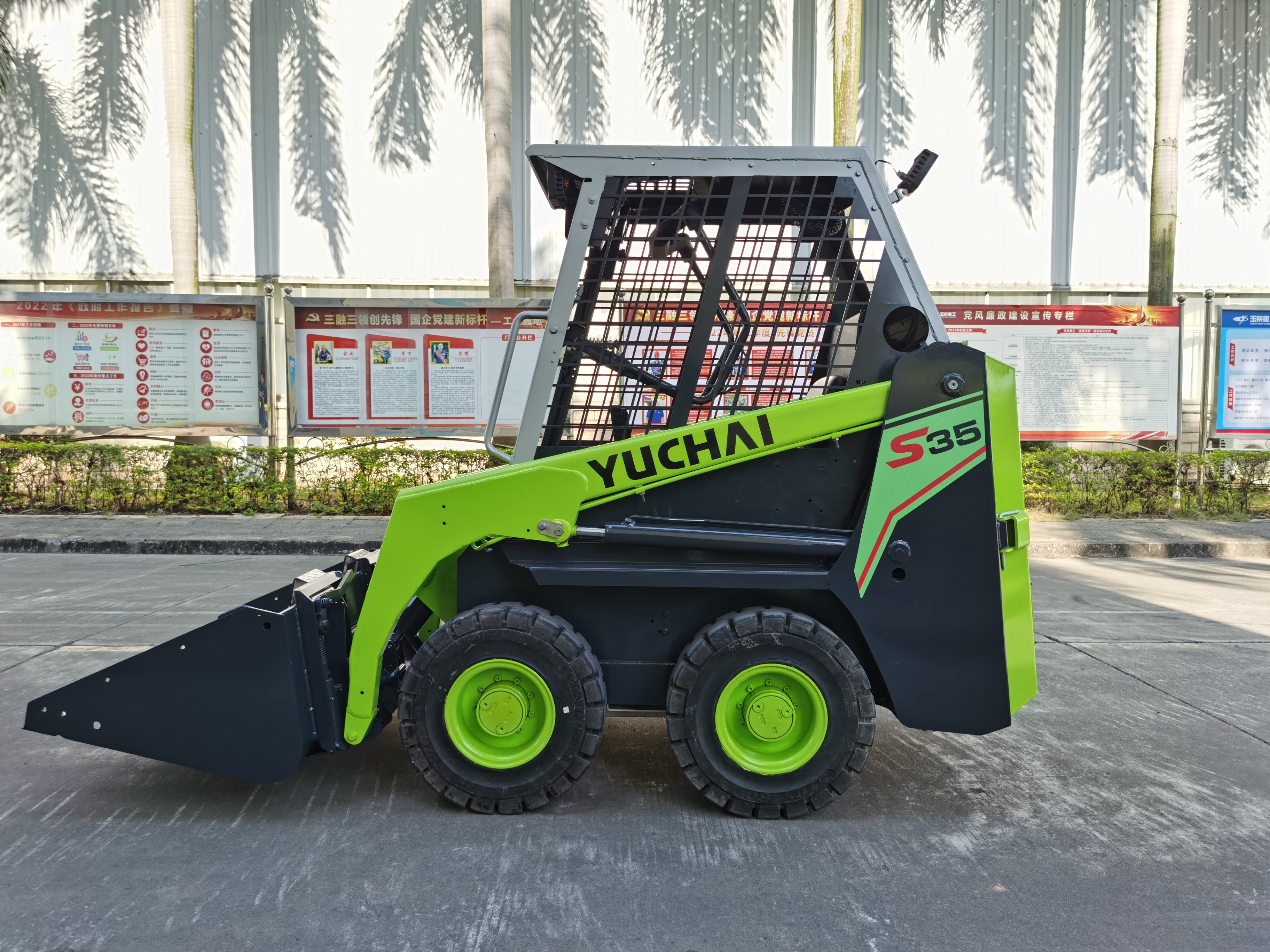 China High Quality S35 Load 350kg CE Garden Mini Electric Skid Steer Wheel Loader with Attachment