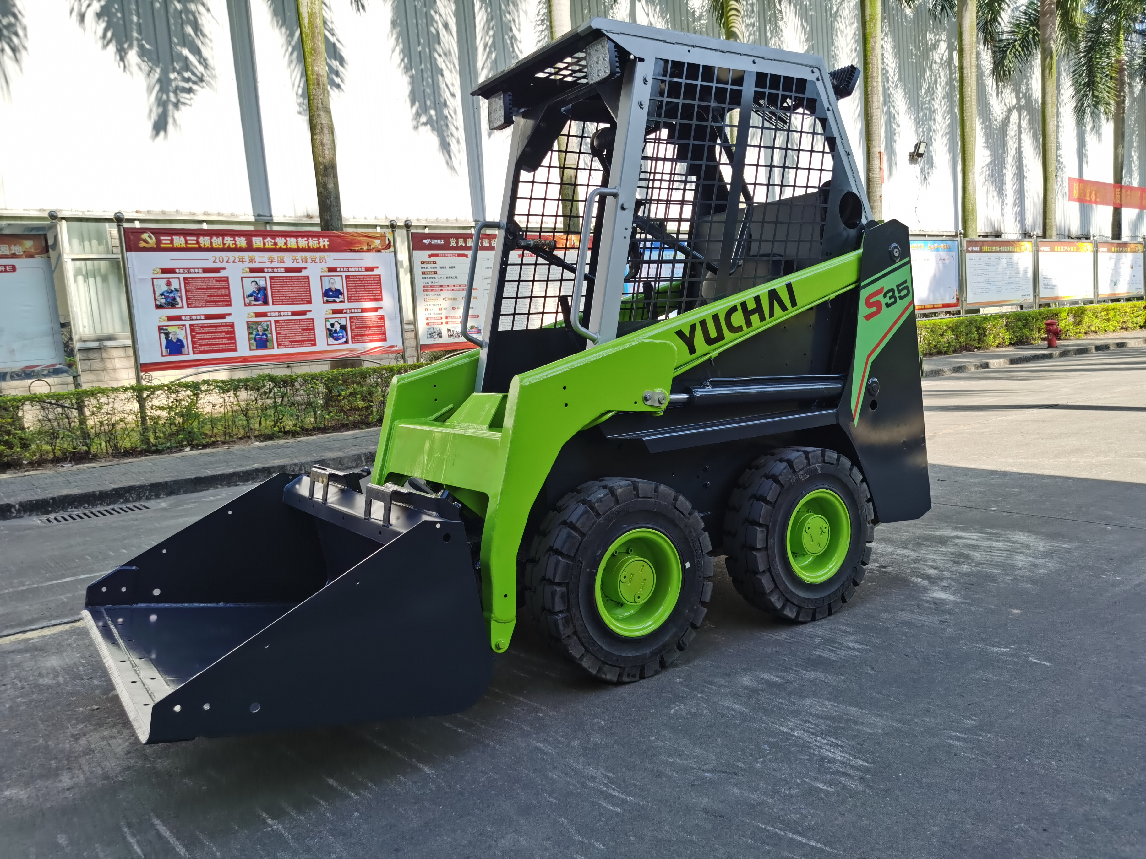 China High Quality S35 Load 350kg CE Garden Mini Electric Skid Steer Wheel Loader with Attachment