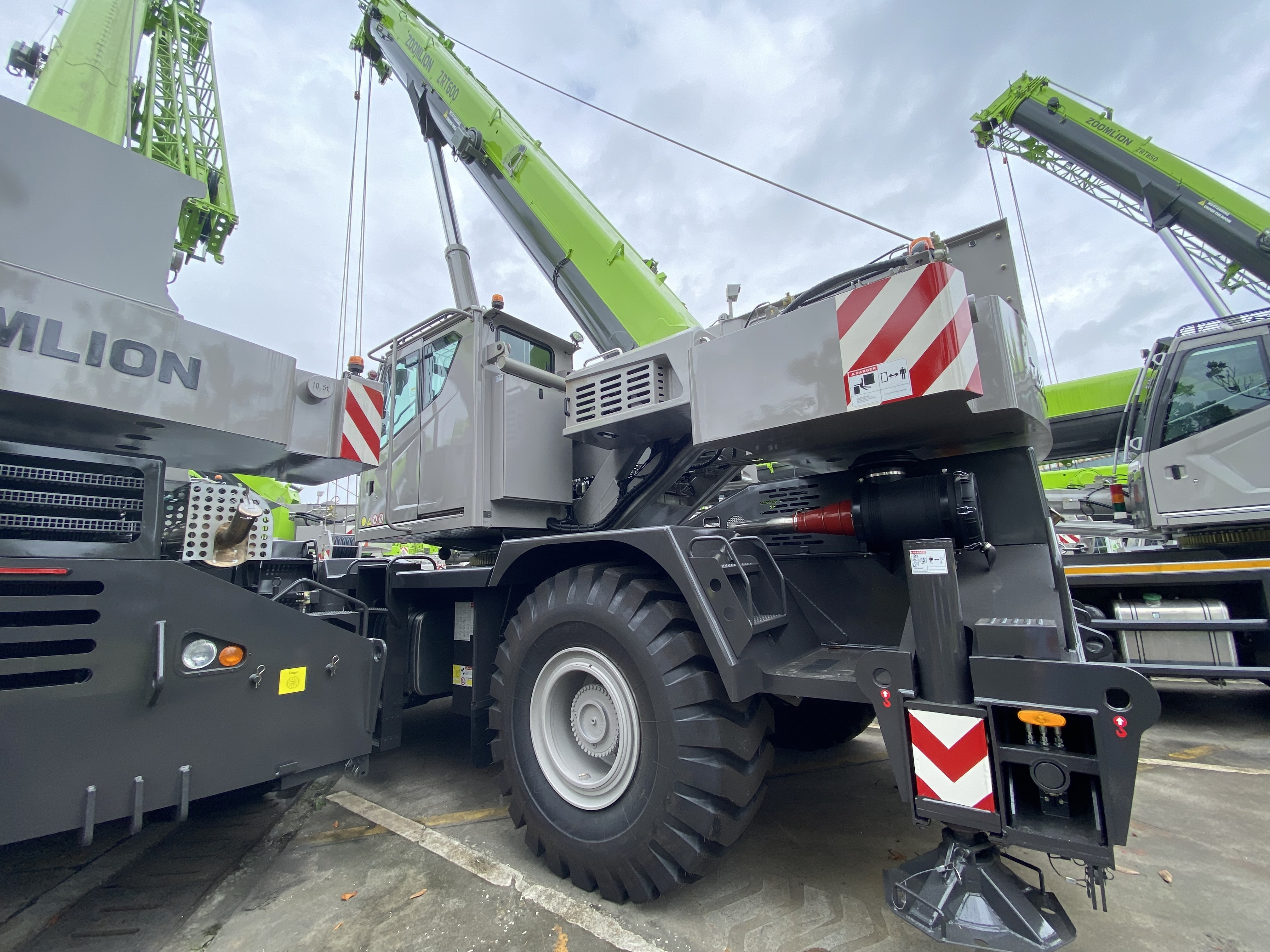 ZOOMLION 60T RT Crane Hoist Telescopic Cylinder Rough Terrain Crane In Malaysia