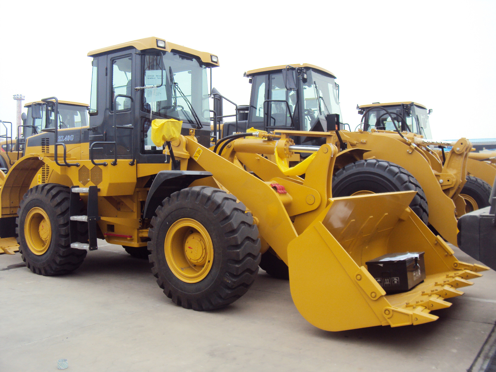 SINOMADA Official Wheel Loader SEM656F, Chinese Durable Mobile Front Loader Wheel Loader with Pilot Control for Sale