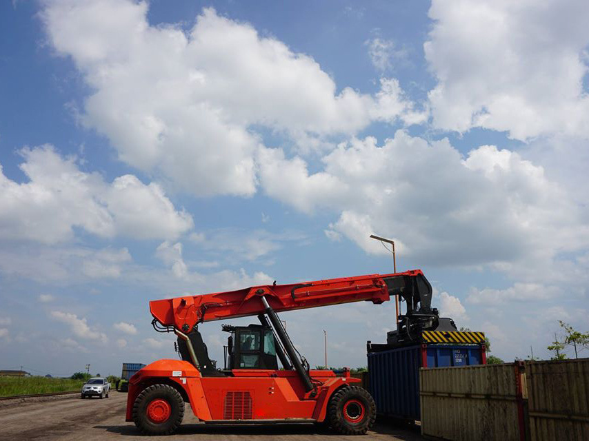 Chinese Top Brand Reach Stacker Truck 45 tons RSH4532-VO2 Heavy Forklift For Containers With Engine