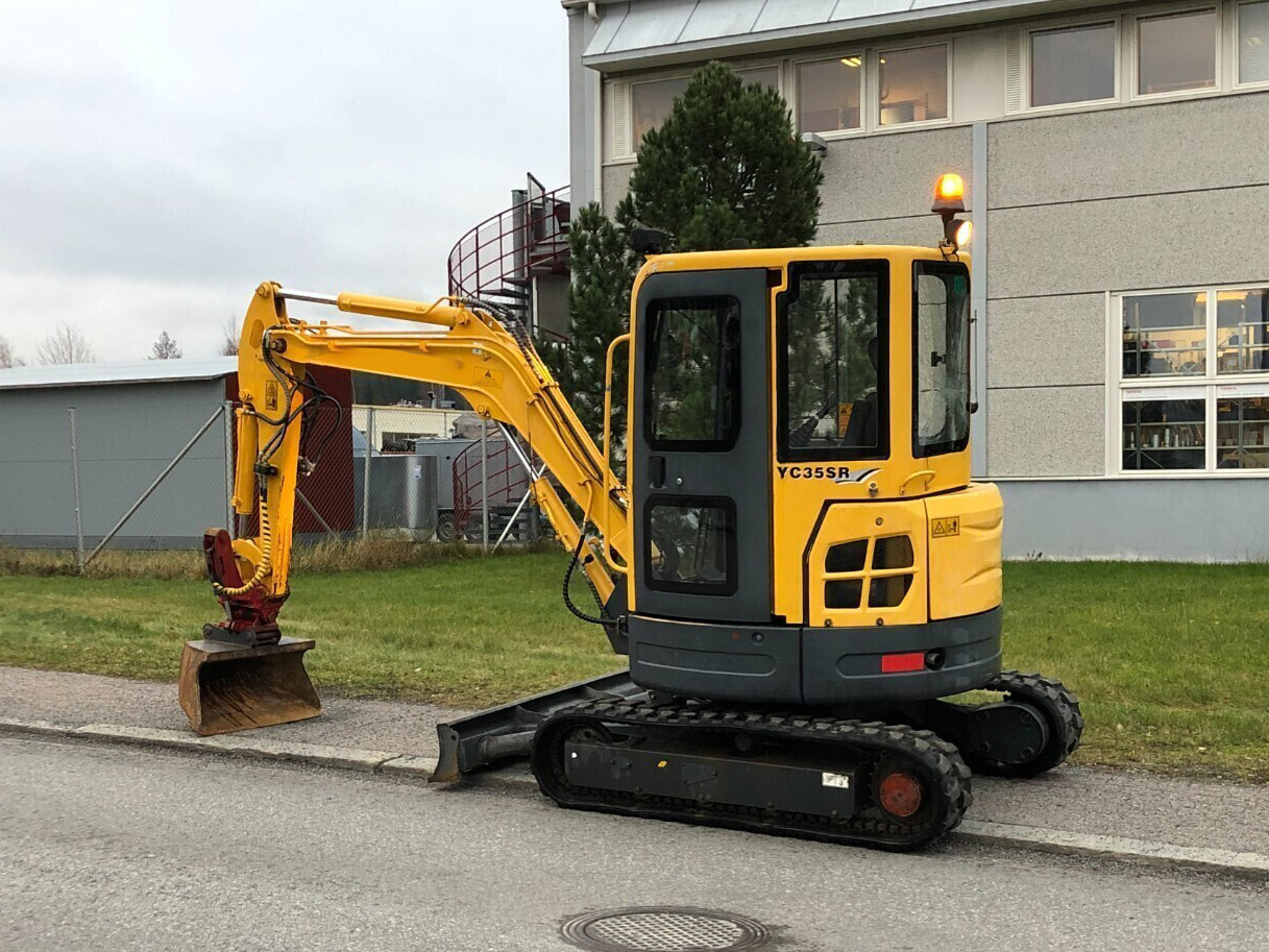 Hydraulic Small Mini Crawler Digger Excavator Yuchai Excavator 3.5 ton YC35SR with Rock Bucket for Sale