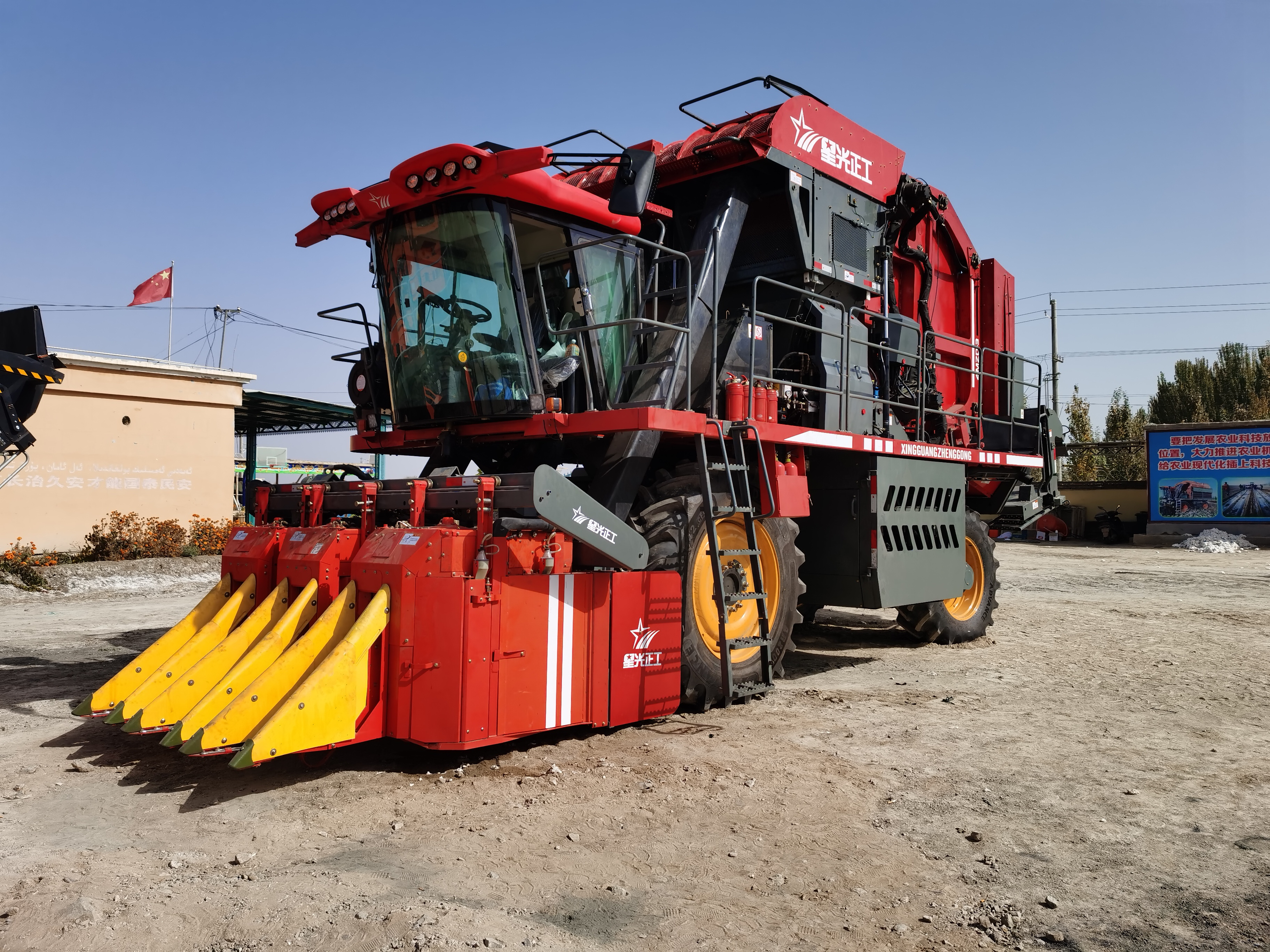 Cotton harvester picker machine 4MZD3 mini combine harvester 260HP 3 rows harvesters Russia