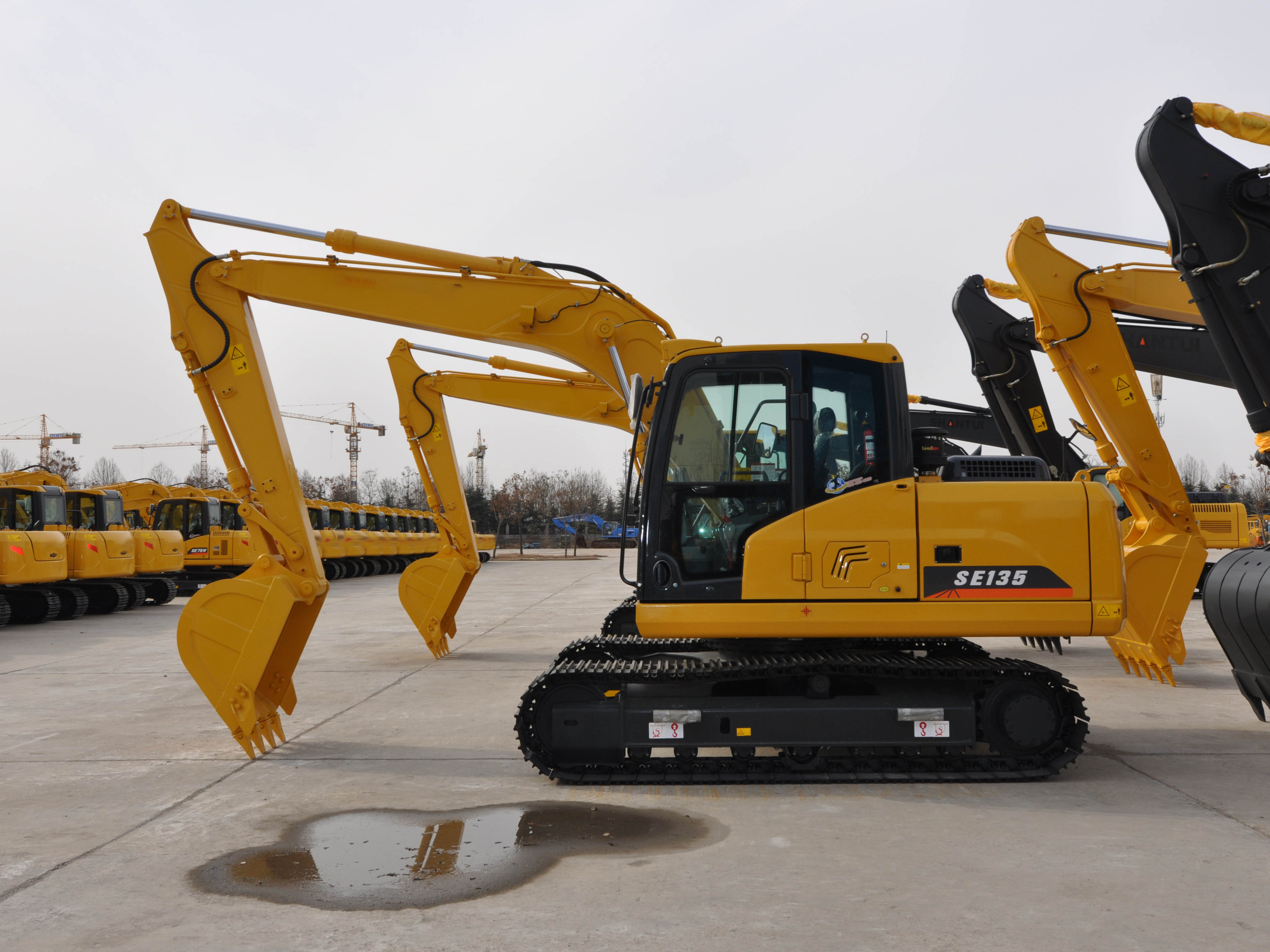 top brand small crawler excavator 13 ton SE135 with spare parts for sale