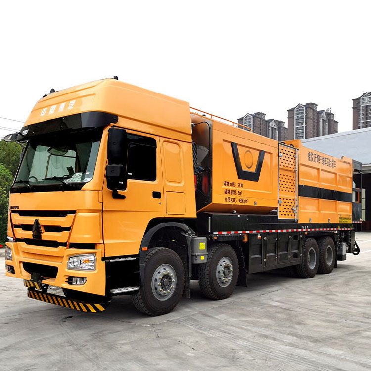 synchronous chip sealer heavy truck to spread asphalt and stones at the same time