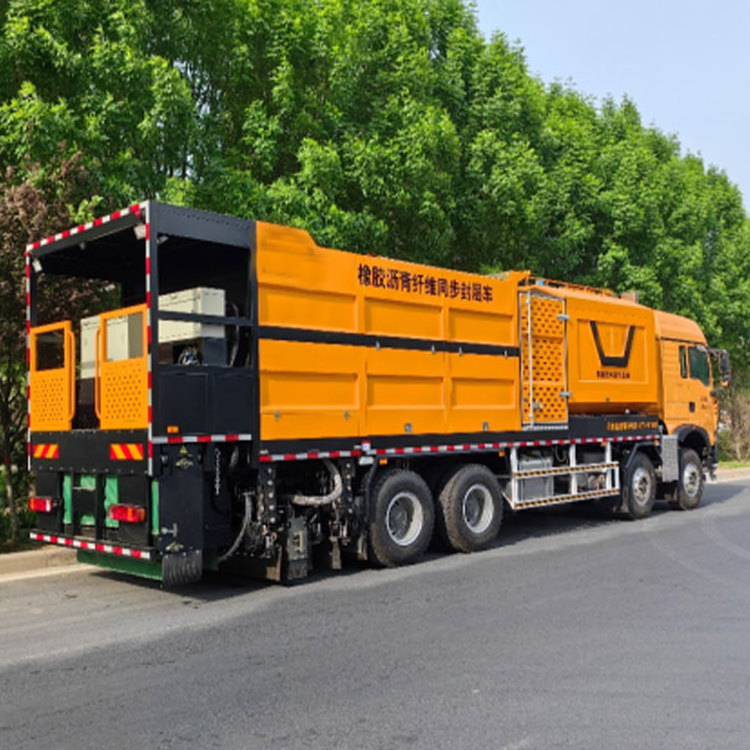 synchronous chip sealer heavy truck to spread asphalt and stones at the same time