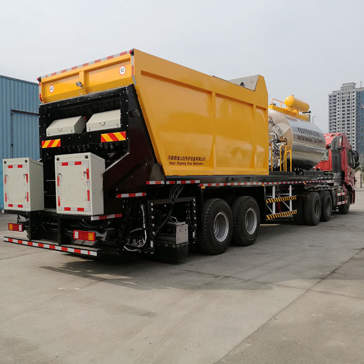 synchronous chip sealer heavy truck to spread asphalt and stones at the same time