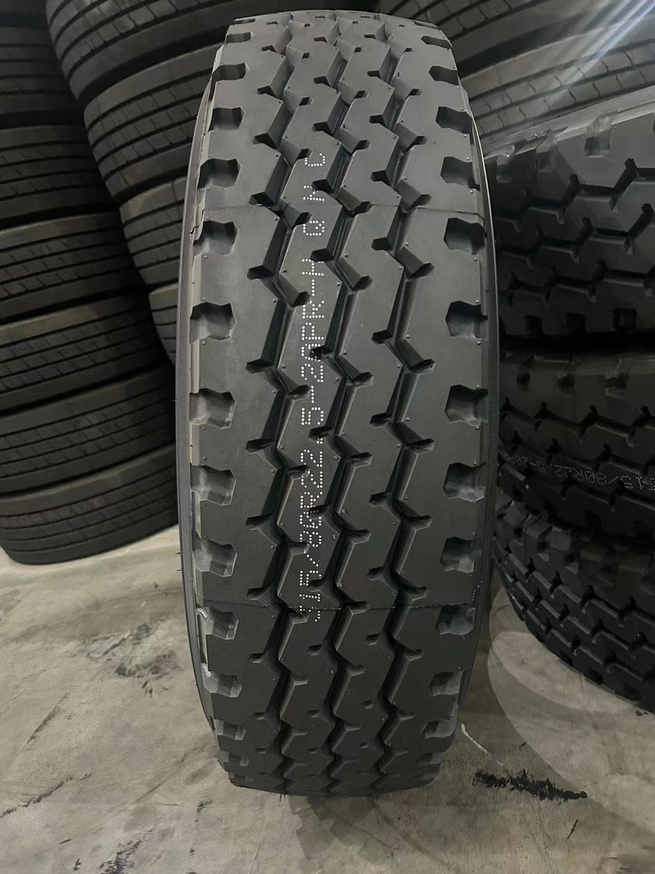 Heavy duty truck tires size 315/80/22.5 14.00-20 11r 22.5 1200 24 12.00R24 truck tyres Applicable in mining