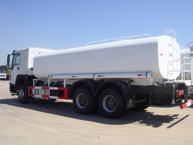 China Heavy Duty SINOTRUK HOWO New Sprinkler Water Tanker Truck with low price