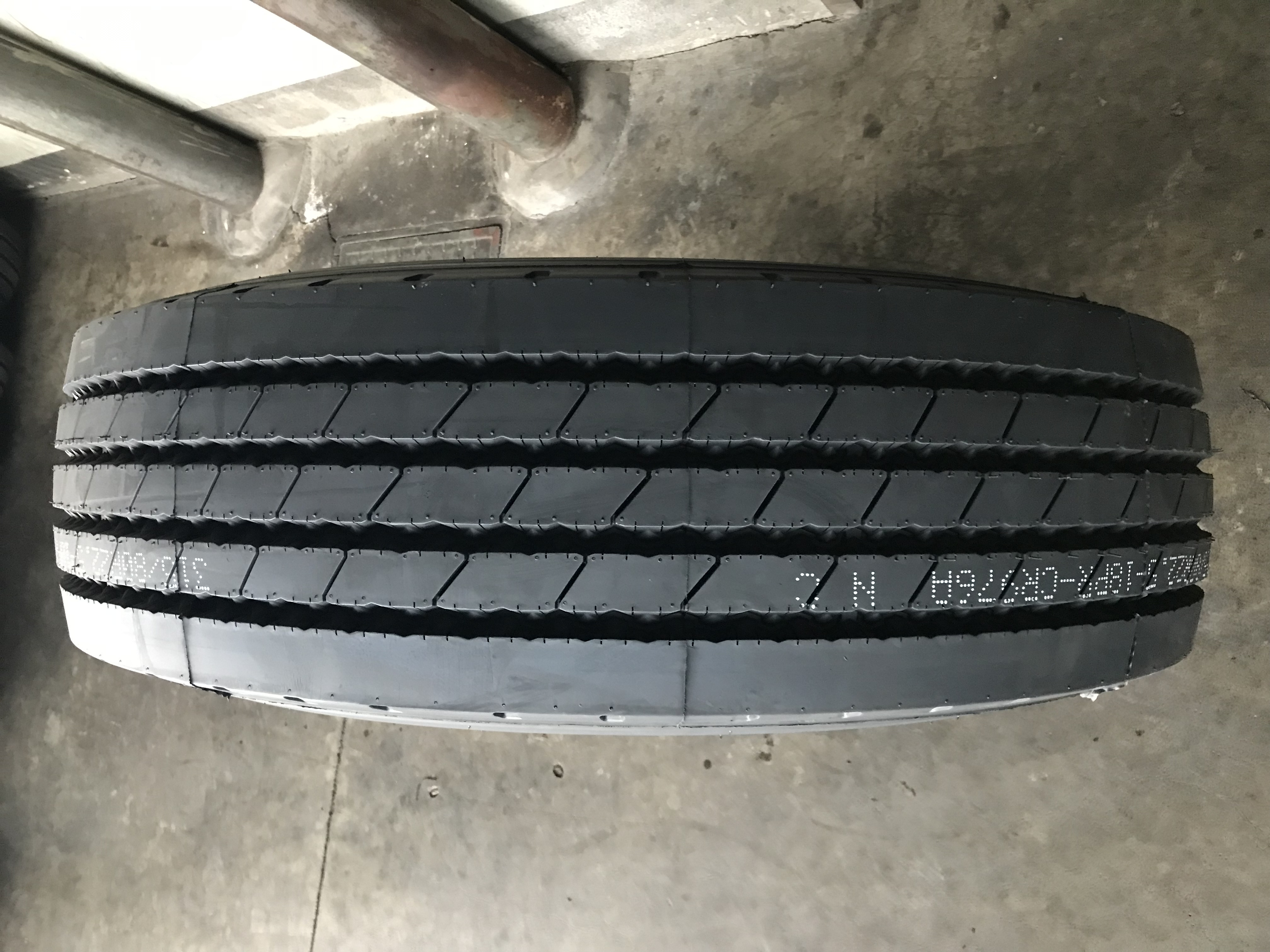 Hot selling Chinese tire 1000r20 heavy duty truck tyres 31580225 with competitive price