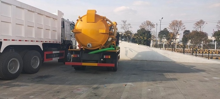 SINOTRUK Vacuum Sewage Suction Truck New Septic Tank Vacuum Sewage Suction Truck