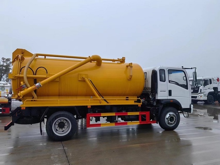 SINOTRUK Vacuum Sewage Suction Truck New Septic Tank Vacuum Sewage Suction Truck