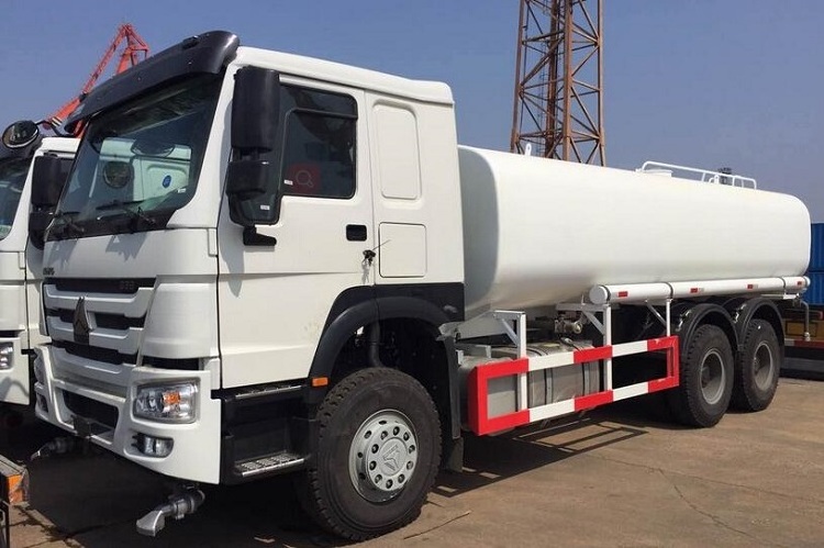 China Heavy Duty SINOTRUK HOWO New Sprinkler Water Tanker Truck with low price