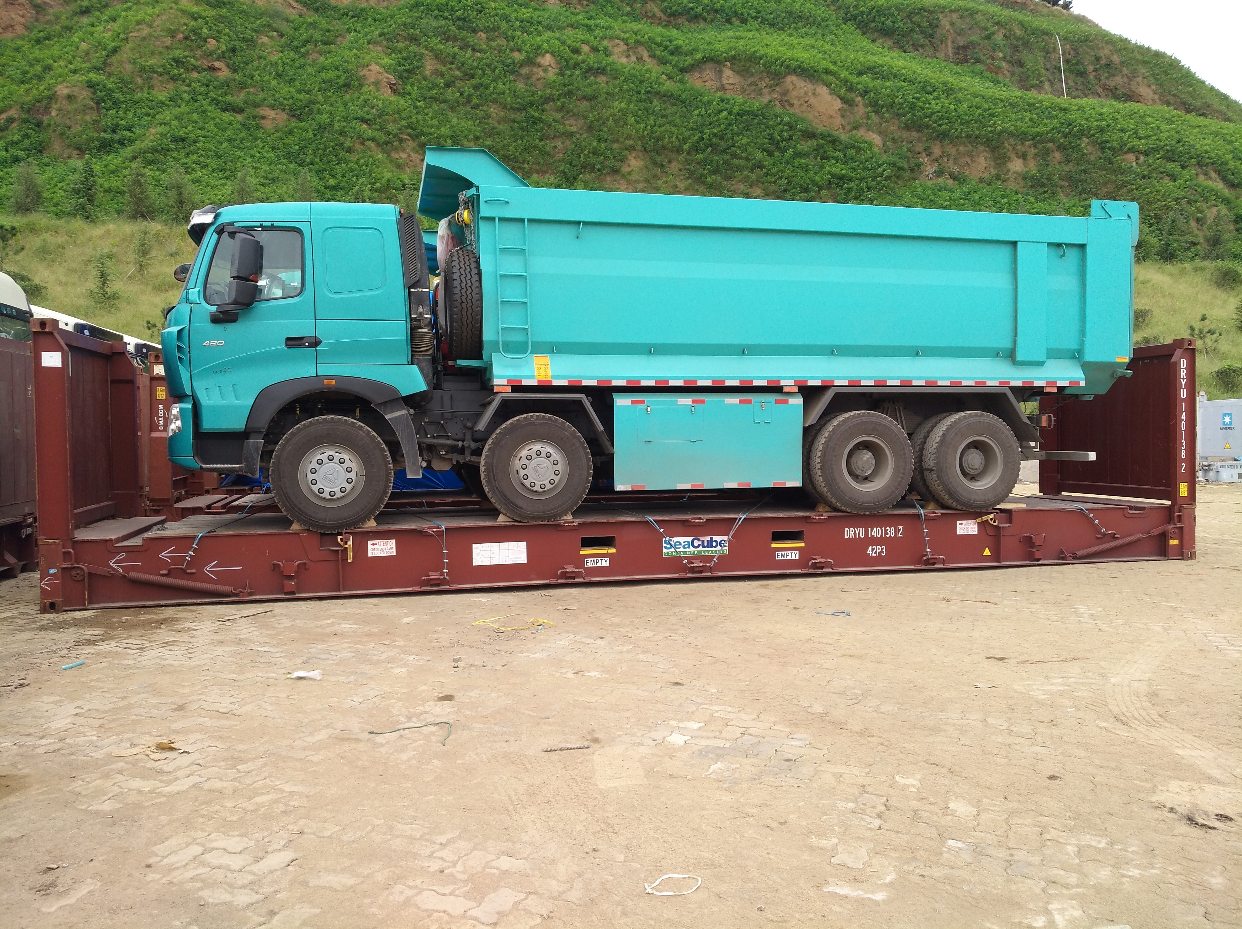 Made In China Factory Direct Sales SINOTRUK A7 Euro2 LHD 8X4 420HP 30CBM Tipper Truck