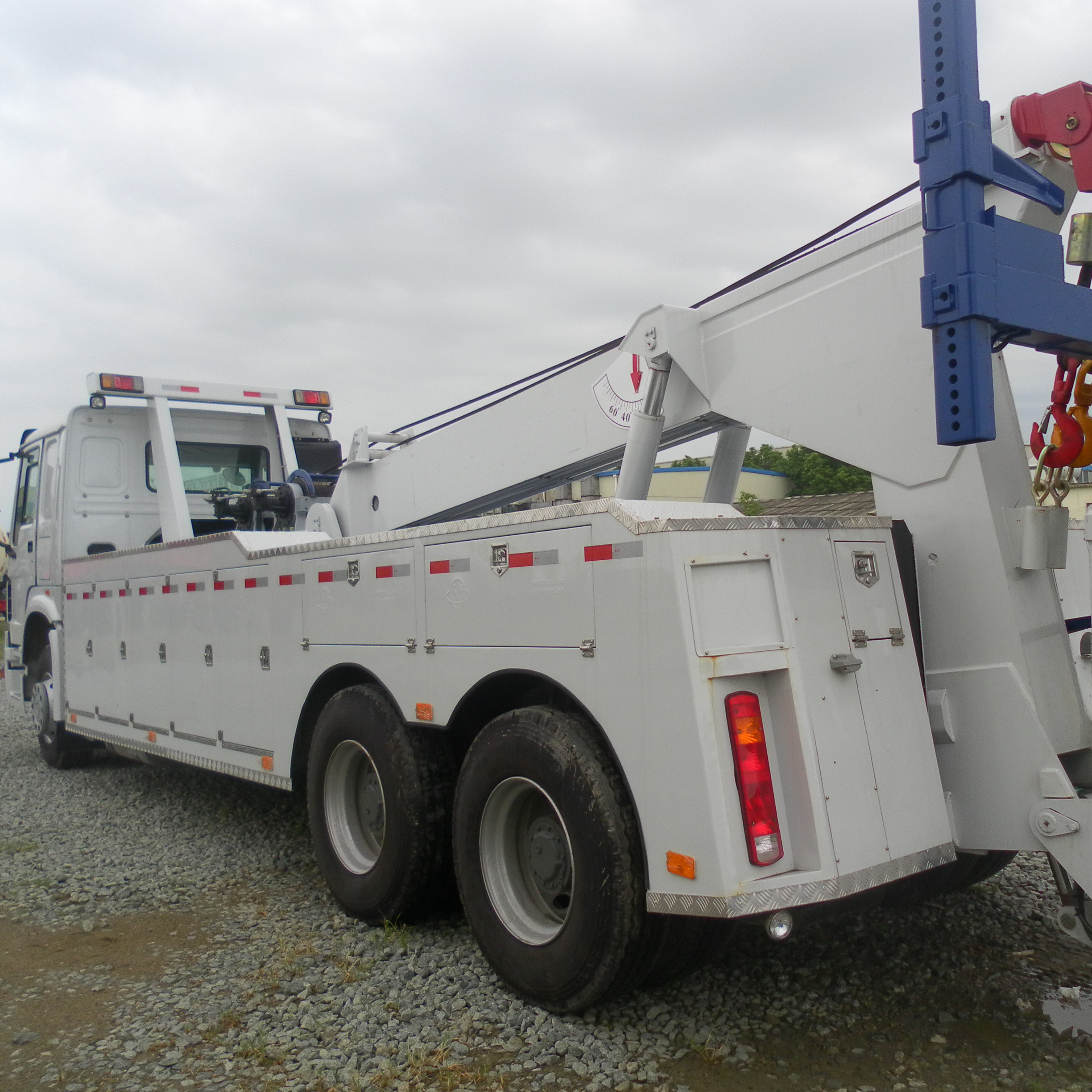 SINOTRUCK HOWO 6x4 rotator wrecker 20-50 ton Heavy Duty Tow Truck Recovery Truck for sale