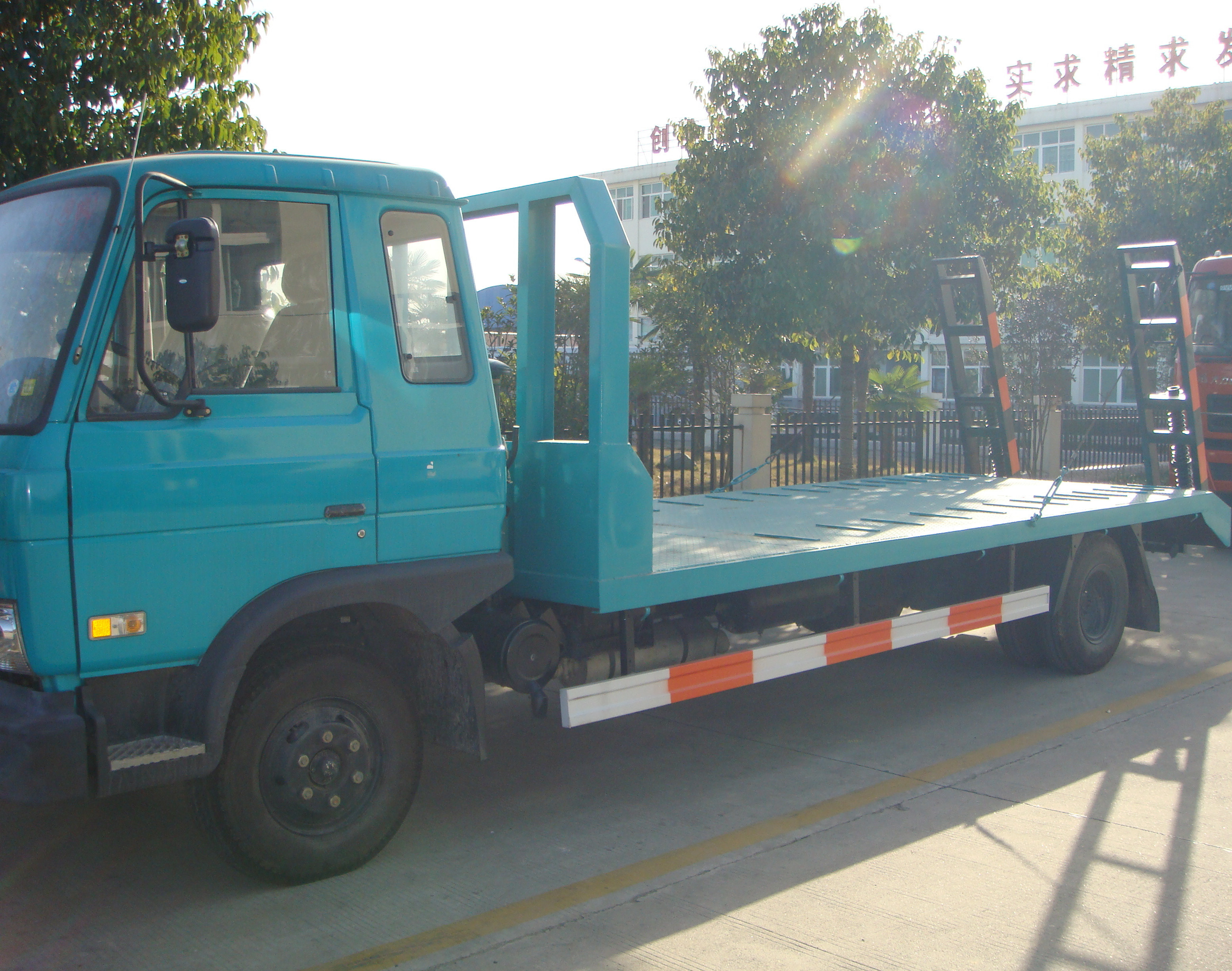 Sinotruk Howo Cheap 4X2 4Ton Self Loader Flat Bed Recovery Truck With 5Ton Crane Flatbed Board Wrecker Tow Truck