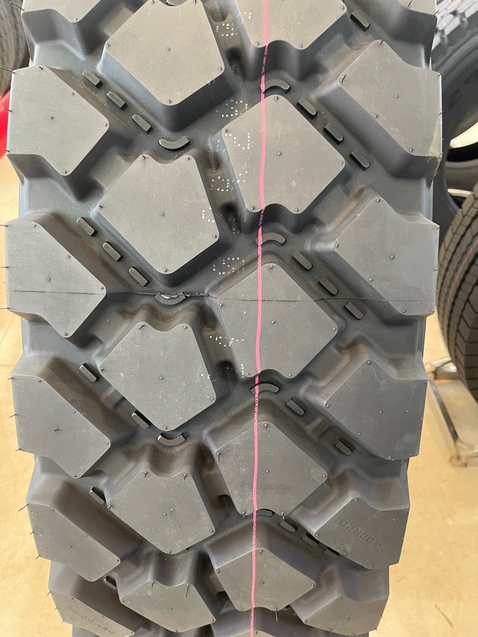 Truck tyres 1400R20 China manufacture high performance heavy duty truck tyre 14.0020 1400 20 truck tyres