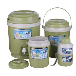 Sinovoe portable plastic insulated water cooler jug set