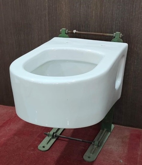 White glossy finish high quality wall hanging  wc set with seat cover & concealed tank rimless gravity flushing toilet seat