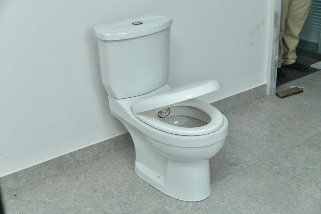 S-trap and P-trap Floor Mounted Cyclone Flushing Method Ceramic Two Piece Water Closet Toilet