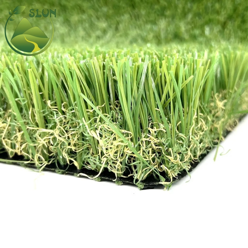 Hot Sale Artificial Vertical Green Grass Wall Green Plant Wall Artificial Grass for The Garden on The Flat Roof of a Building