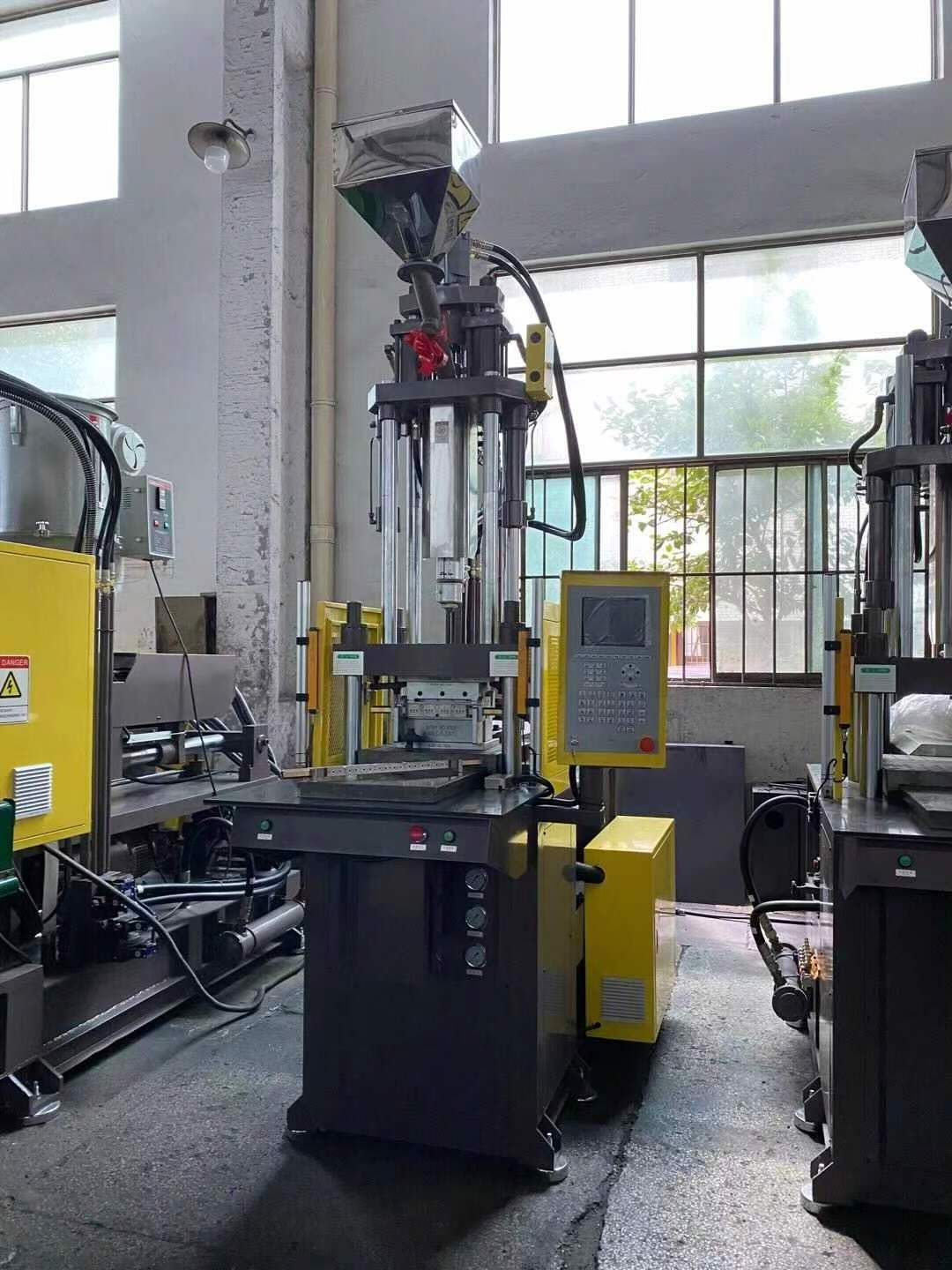 Small 15 Ton Vertical Clamping Type Plastic Injection Molding Machine