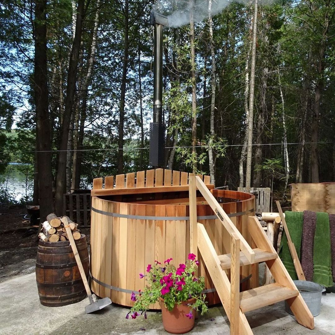 Outdoor garden red cedar bathtub wood fired stove wooden barrel hot tub