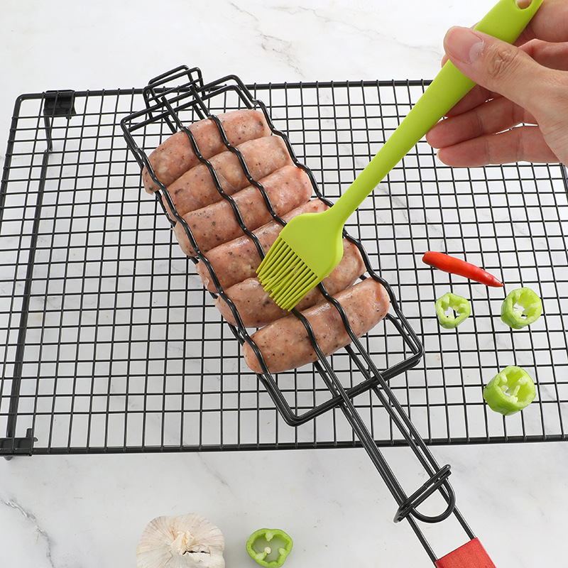 Wholesale Iron Heat Resistance Hot Dog Barbecue Clip Non-stick Ham Sausage Grilling  Mesh Clip Holder With Wooden Handle