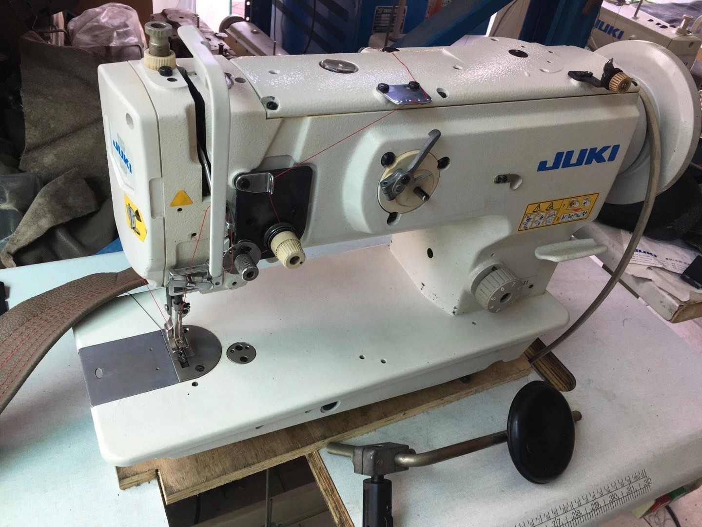 Used Single Needle Lockstitch Heavy Duty Walking Foot Jukis DNU-1541 Sewing Machine for Leather