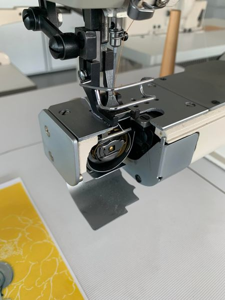 Secondhand Golden Wheel CS-2450N Single Needle Flat Stitch Zigzag Cylinder Sewing Machine For Sewing Shoes Wetsuits And Boots