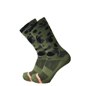 Socksmate Men's Custom Sports Socks Knitted Camouflage Crew Terry Cycling Socks for Outdoor Climbing White