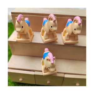 100pcs Cute Resin Little Rocking Horse Figurines Miniatures Fairy Garden Gnome Moss Gift Resin Crafts Home Decoration Gnome