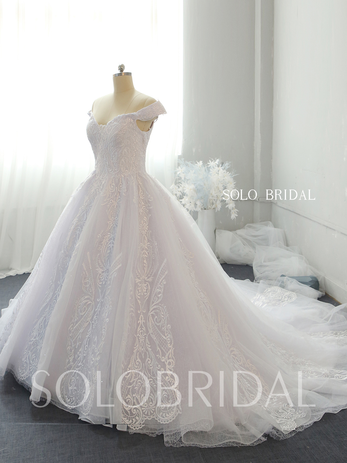 Back closure Lace up White ball gown shiny organza wedding dress