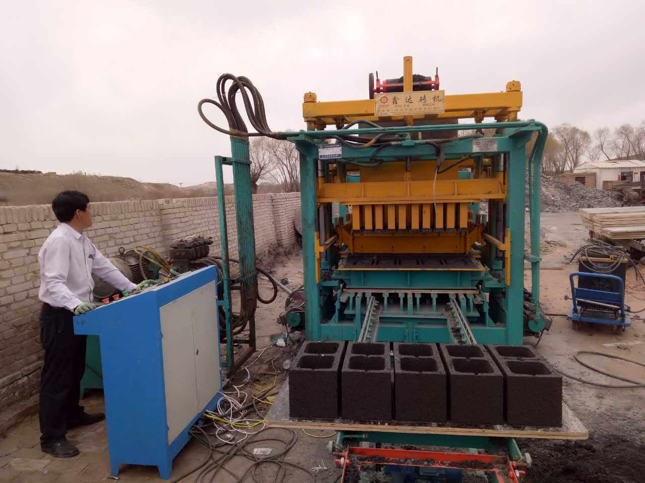 SONGMAO Factory Price  Fully Automatic Concrete Block Interlocking Hollow Brick Making Machine In Guatemala