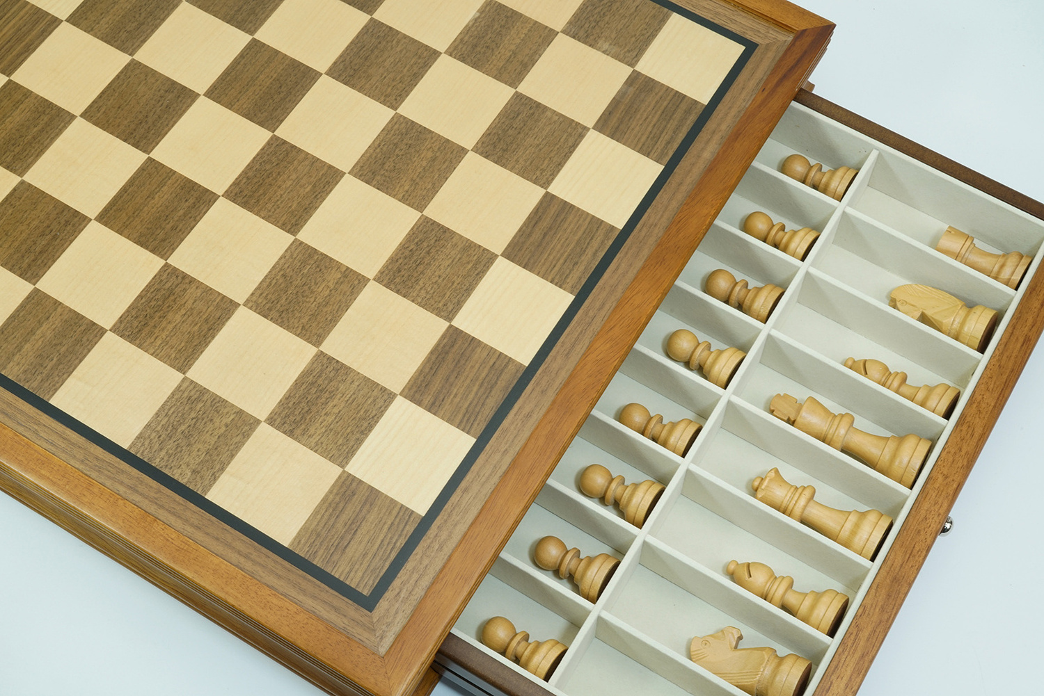 Customized Eco-friendly Chess Set Wooden Walnut Chess Pieces Board Game