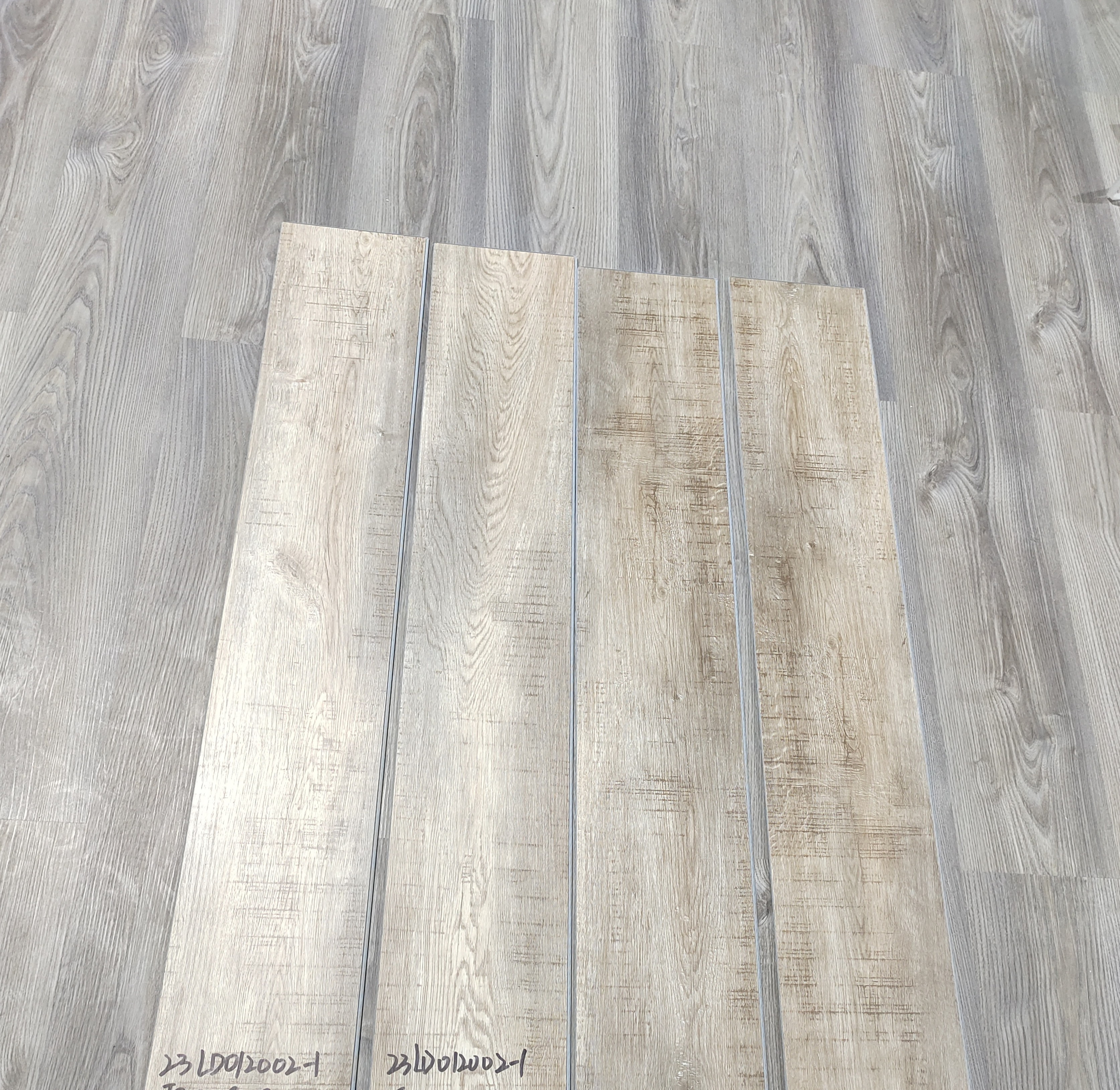 Waterproof wood grain pvc click lock spc click vinyl flooring 4mm vinyl plank luxury vinyl flooring with IXPE