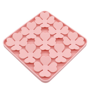 2023 Custom Flower Petal Design Silicone Slow Feeder Pet Cat Dog Treat Food Bowl Licking Lick Mat Pad with Suction Cups