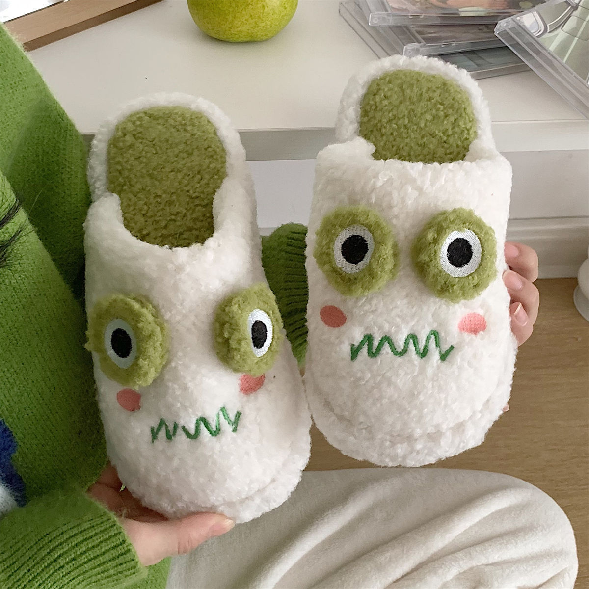 OEM Frog Green Slippers Keep Warm In Winter Slides For Women Flat Kid Cute Fur Slides Morning Home Fluffy Slipper Unisex