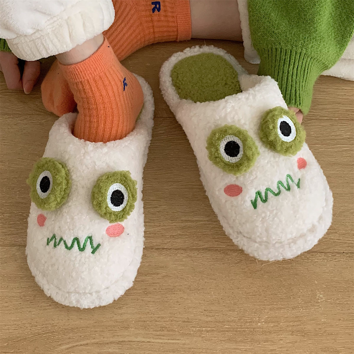 OEM Frog Green Slippers Keep Warm In Winter Slides For Women Flat Kid Cute Fur Slides Morning Home Fluffy Slipper Unisex