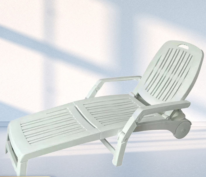 Wholesale plastic beach chair lounge chair for swimming pool hotel villa courtyard scenic spot outdoor folding chair