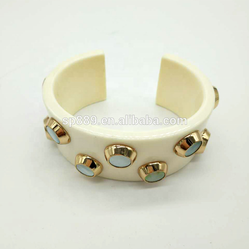 Wholesale Simple Stylish Tortoise Shell Accessories for Women White Acetate Cuff Bangle Bracelet Nail Shape Parties Weddings