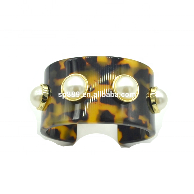 Wholesale Simple Stylish Tortoise Shell Accessories for Women White Acetate Cuff Bangle Bracelet Nail Shape Parties Weddings