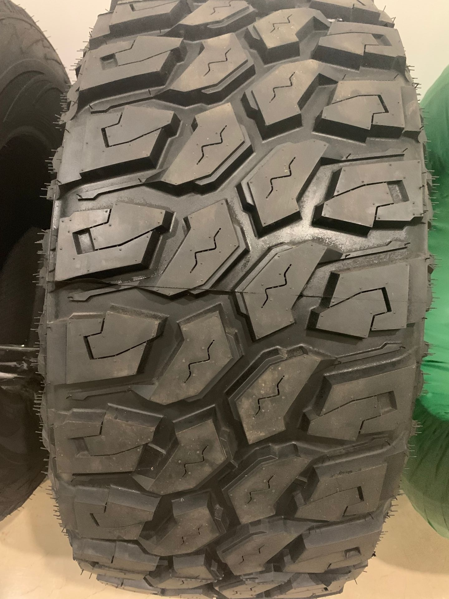 LIGHT TRUCK VAN TYRES 4X4 MT AT SUV USE 265/70R17LT 31*10.50R15 285/75R16 205R16C 235/65R15LT