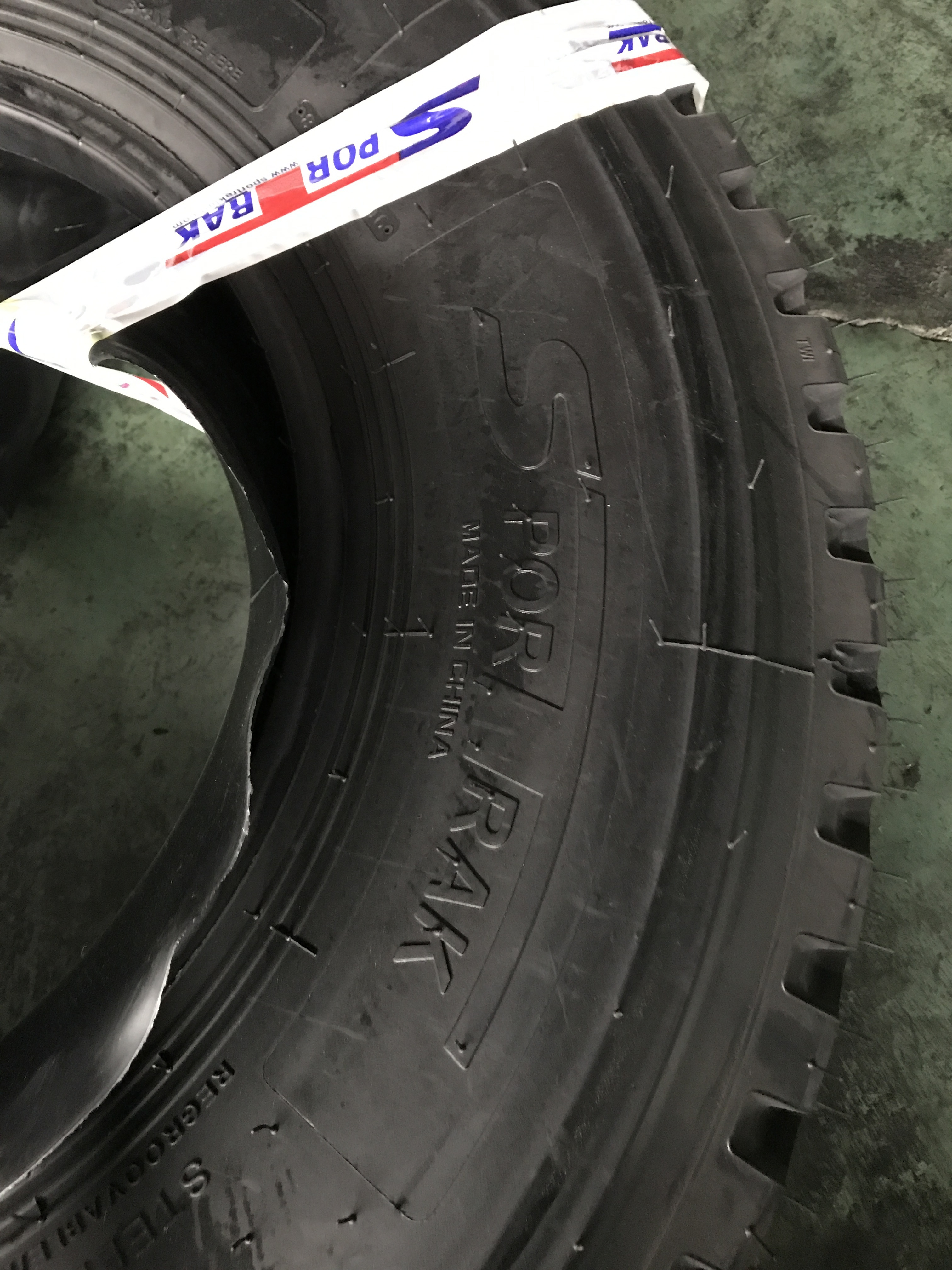 The lowest price of tubeless all steel truck tyres TBR imported from China 315 / 80r22. 5 385/65r22. 5 heavy truck tires